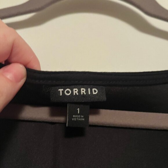 Torrid Size 1 Black Stretch Velvet Shirred-Front Flutter Sleeve Top - Picture 7 of 8